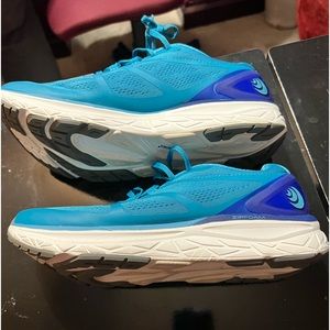 Topo Athletic Phantom women’s 10 excellent